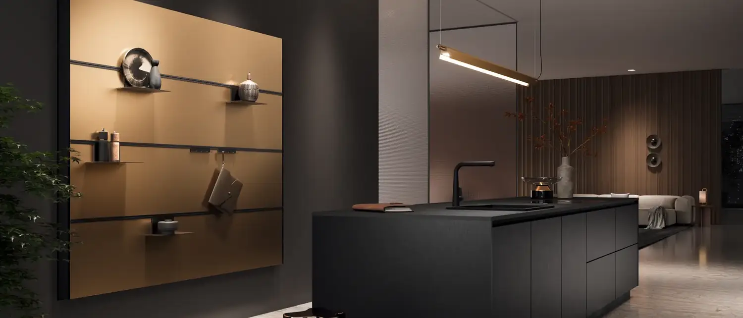 Dunkle Designküche mit mattschwarzer Kochinsel und bronzefarbener Wandpaneele